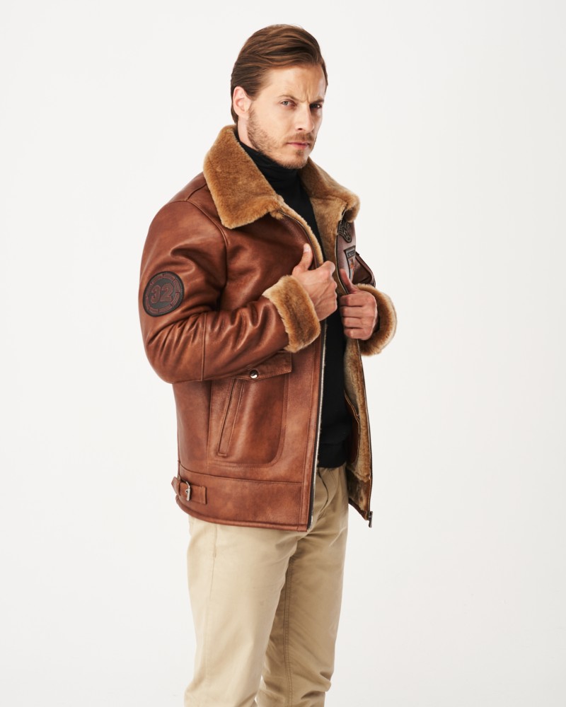 Męski kożuch w kolorze brązowym z futrzanym kołnierzem i zamkiem błyskawicznym, idealny na zimowe dni