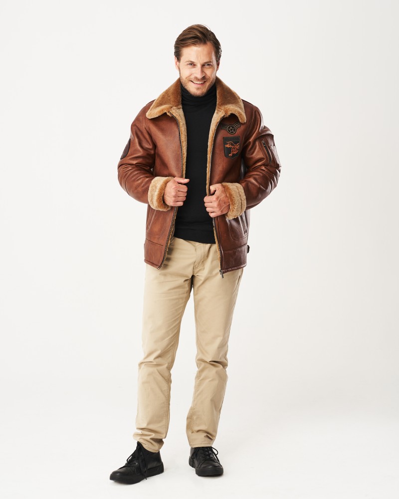 Kożuch męski w brązowym kolorze z futrzanym kołnierzem i naszywką na piersi