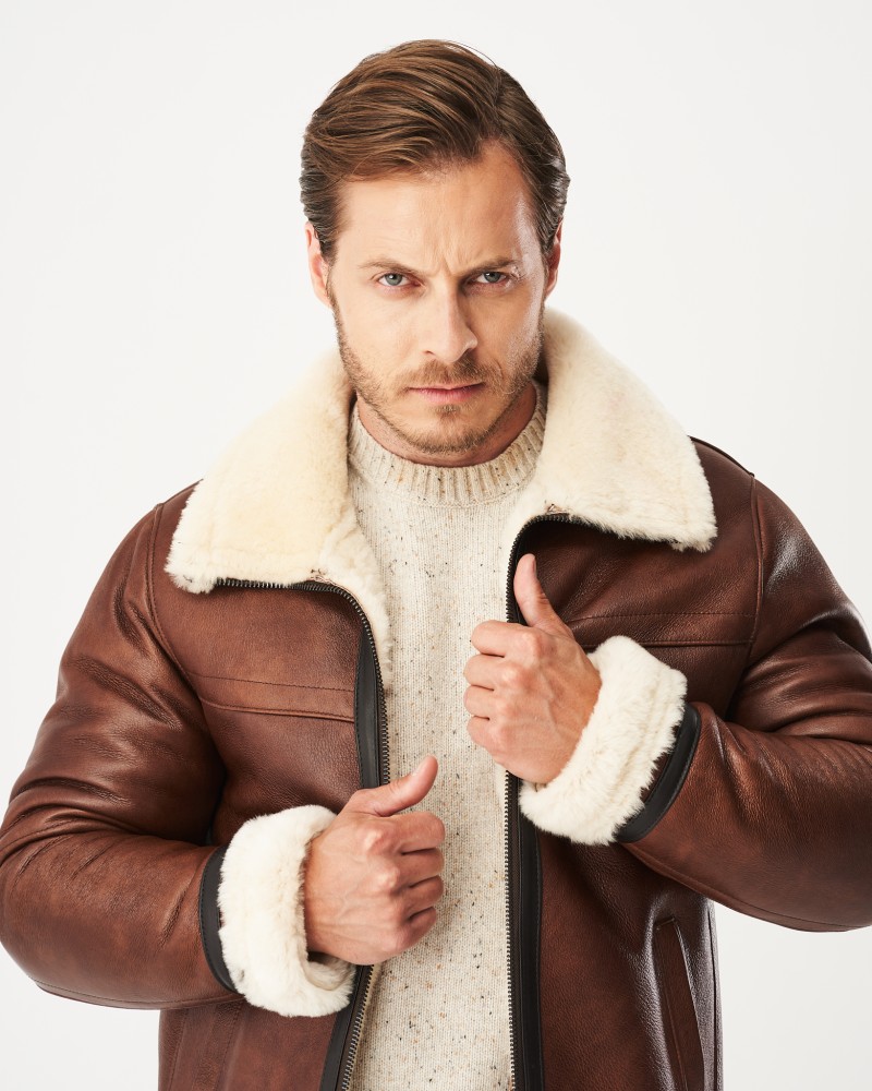 Męski kożuch w brązowym kolorze z futrzanym kołnierzem i mankietami, zapinany na zamek
