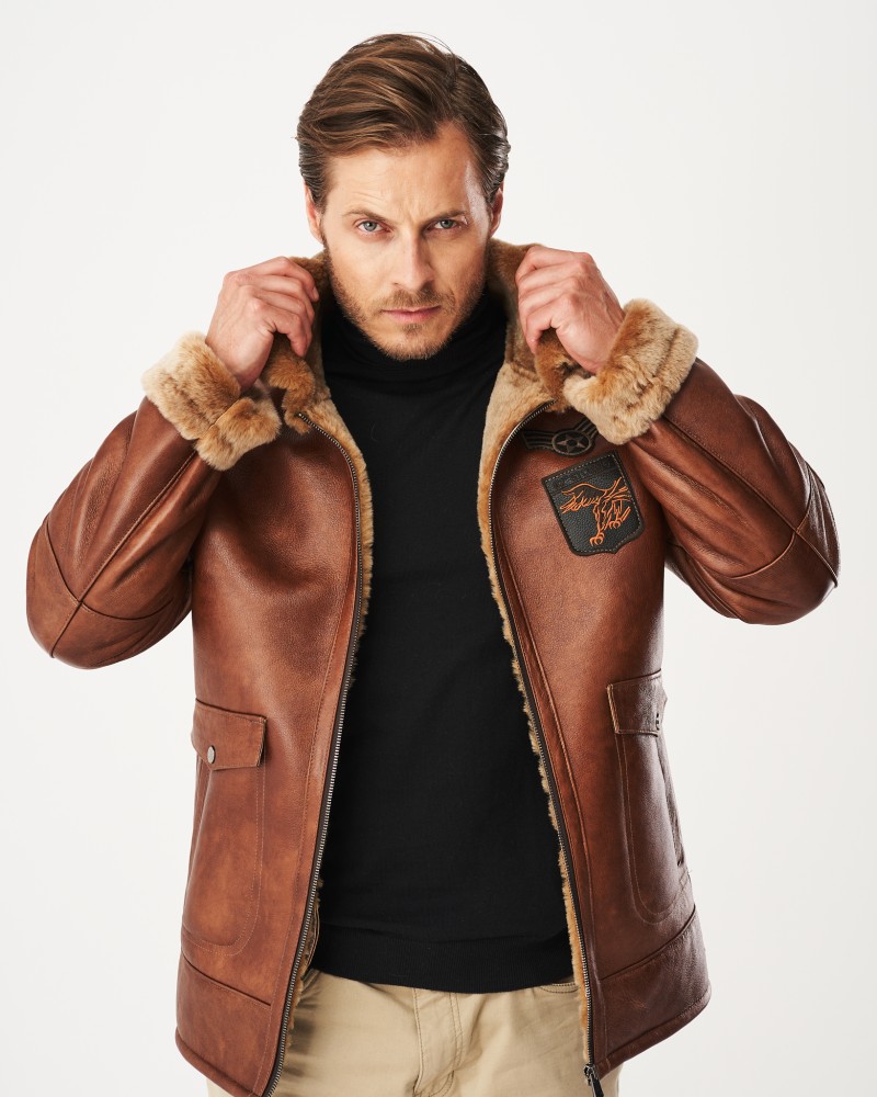 Kożuch męski w brązowym kolorze z futrzanym kołnierzem i kieszeniami na zamek