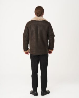 kożuch męski w ciemnym odcieniu z futrzanym kołnierzem i mankietami, idealny na zimowe dni