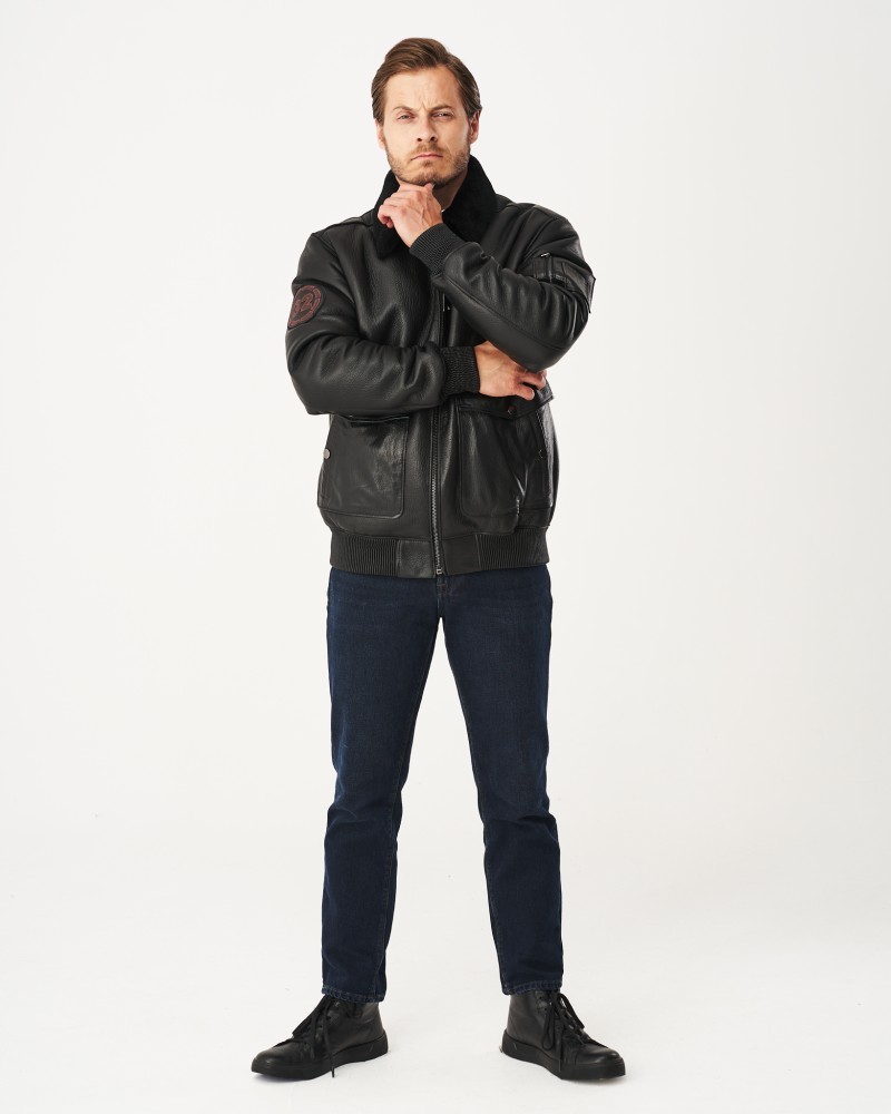 Kożuch męski w kolorze czarnym z kołnierzem, kieszeniami i zamkiem błyskawicznym