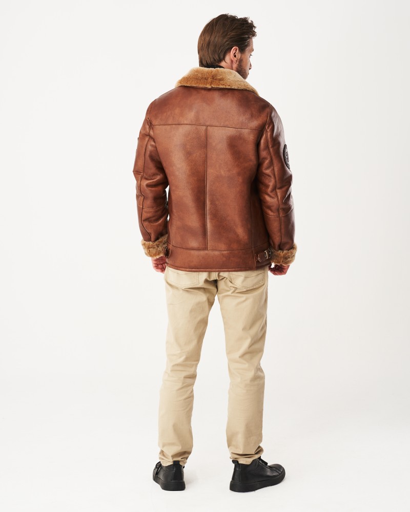 Kożuch męski w brązowym kolorze z futrzanym kołnierzem i wykończeniem rękawów