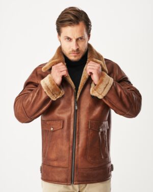 Kożuch męski w kolorze brązowym z futrzanym kołnierzem i kieszeniami na przodzie