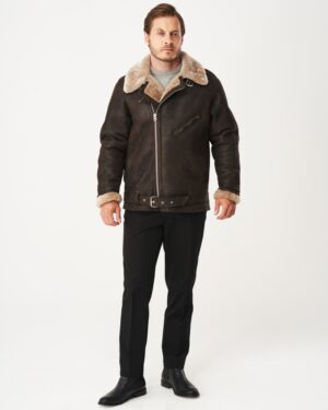 Męski kożuch w kolorze ciemnobrązowym z futrzanym kołnierzem i paskiem w talii