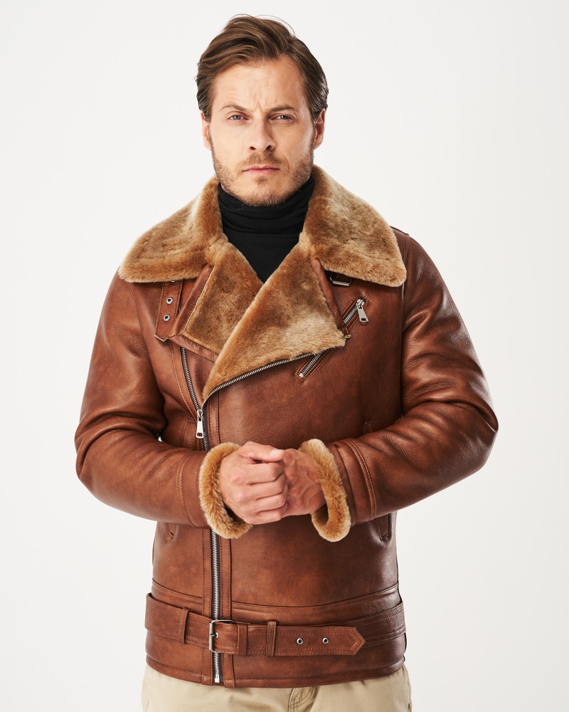 Kożuch męski w brązowym kolorze z szerokim kołnierzem i futrzanym wykończeniem oraz paskiem w talii