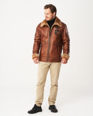 Męski kożuch w kolorze brązowym z futrzanym kołnierzem i kieszeniami, idealny na zimowe dni