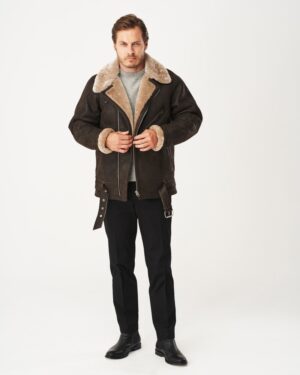 Kożuch męski w kolorze ciemnobrązowym, z jasnym futrzanym kołnierzem i zapięciem na zamek