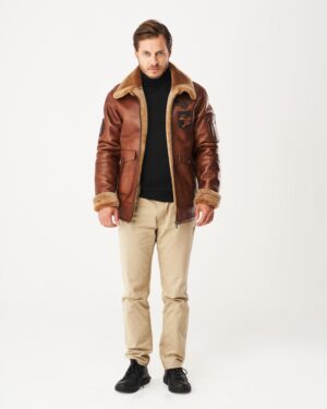 Męski kożuch w brązowym kolorze z futrzanym kołnierzem i aplikacjami na rękawach