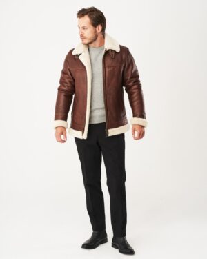 Męski kożuch w kolorze brązowym z futrzanym kołnierzem i zapięciem na zamek, idealny na zimowe dni