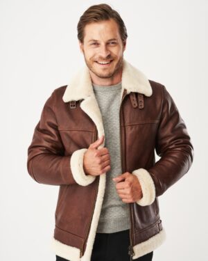 Kożuch męski w brązowym kolorze z białym futerkiem przy kołnierzu oraz mankietach, z zamkiem błyskawicznym