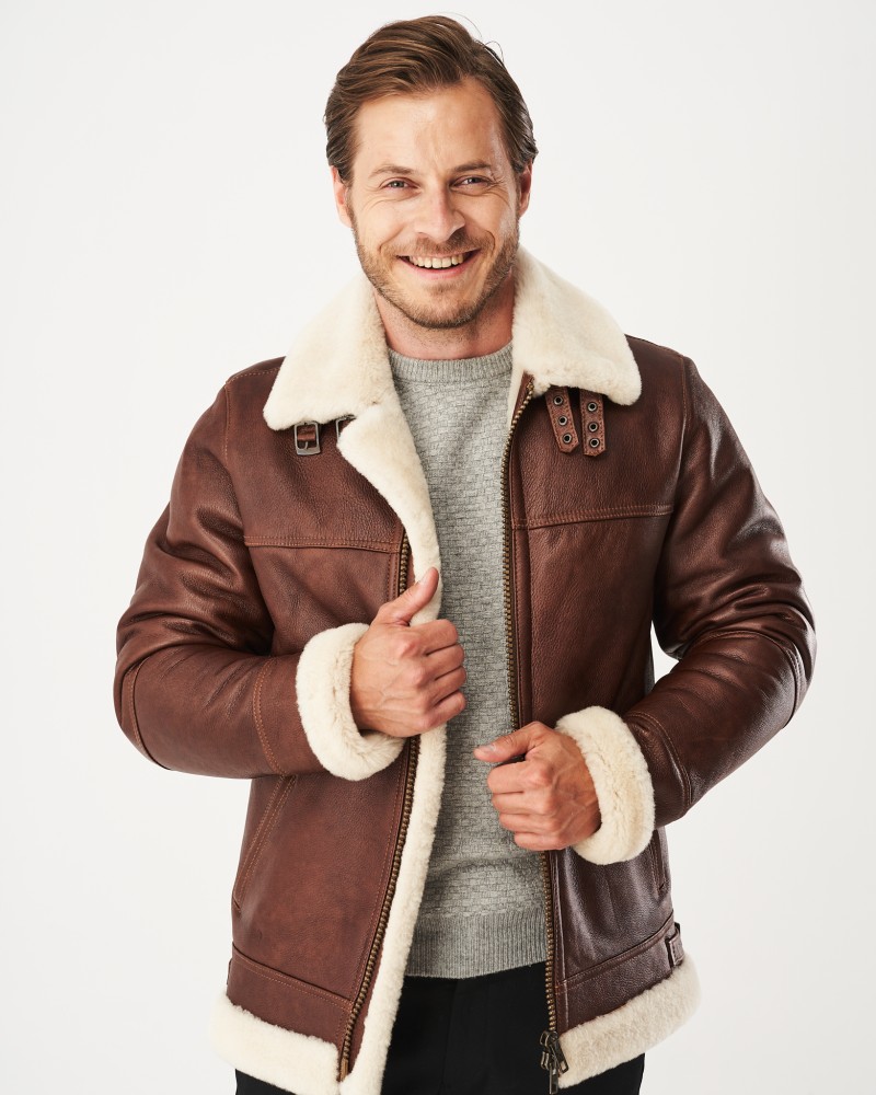 Kożuch męski w brązowym kolorze z białym futerkiem przy kołnierzu oraz mankietach, z zamkiem błyskawicznym