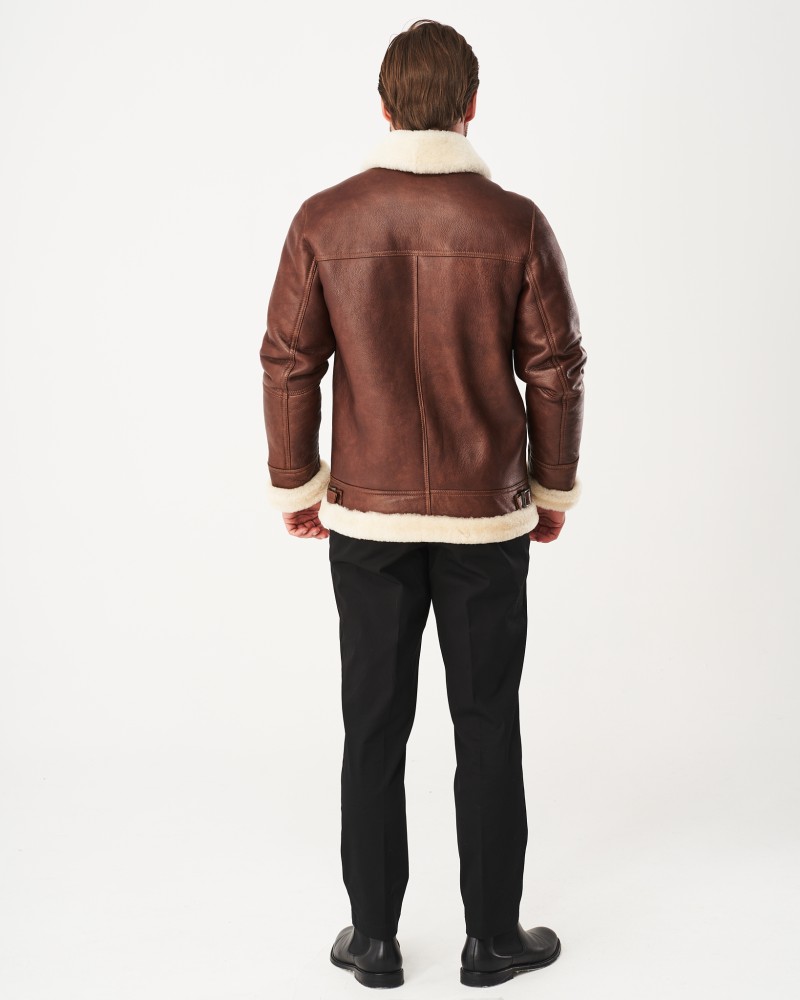 Kożuch męski w brązowym kolorze z białym futrzanym kołnierzem i mankietami, klasyczny krój z długimi rękawami