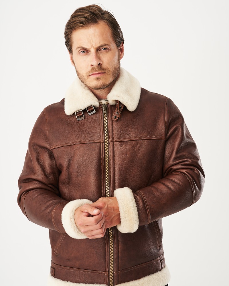 męska kurtka skórzana w brązowym kolorze z futrzanym kołnierzem i mankietami