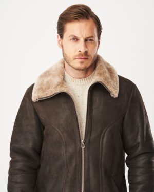 Kożuch męski w ciemnym odcieniu z miękkim futrzanym kołnierzem i zamkiem błyskawicznym z przodu