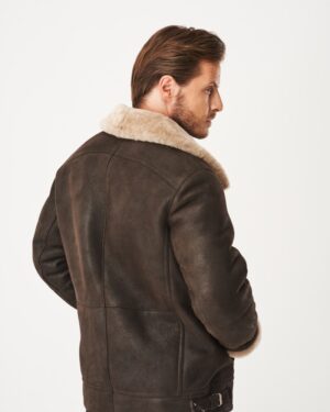 kożuch męski w ciemnym odcieniu z futrzanym kołnierzem i paskiem w talii