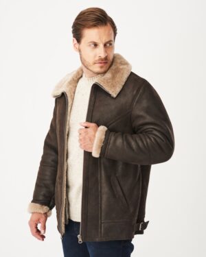 Kożuch męski w ciemnym brązie z futrzanym kołnierzem i mankietami, z zamkiem i kieszeniami bocznymi