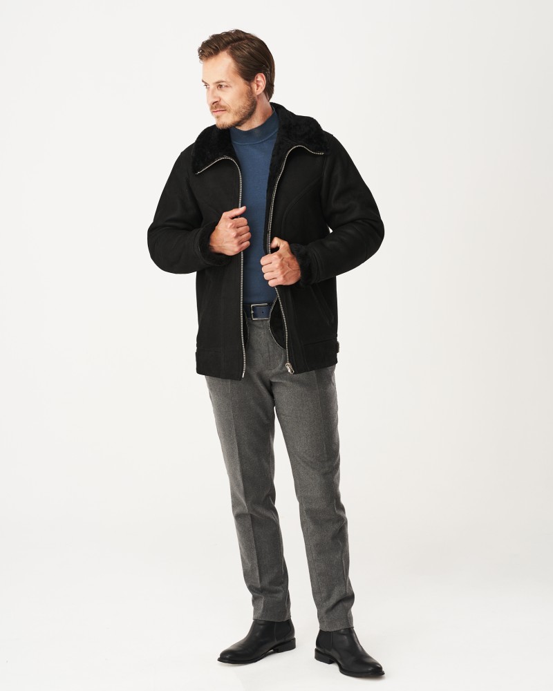 Męski kożuch w kolorze czarnym z futrzanym kołnierzem i zamkiem błyskawicznym, idealny na zimowe dni