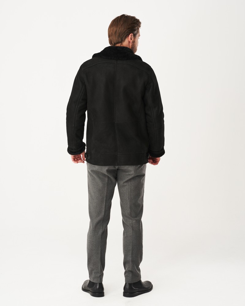 Czarny kożuch męski z miękkim kołnierzem, w klasycznym kroju, idealny na zimowe dni