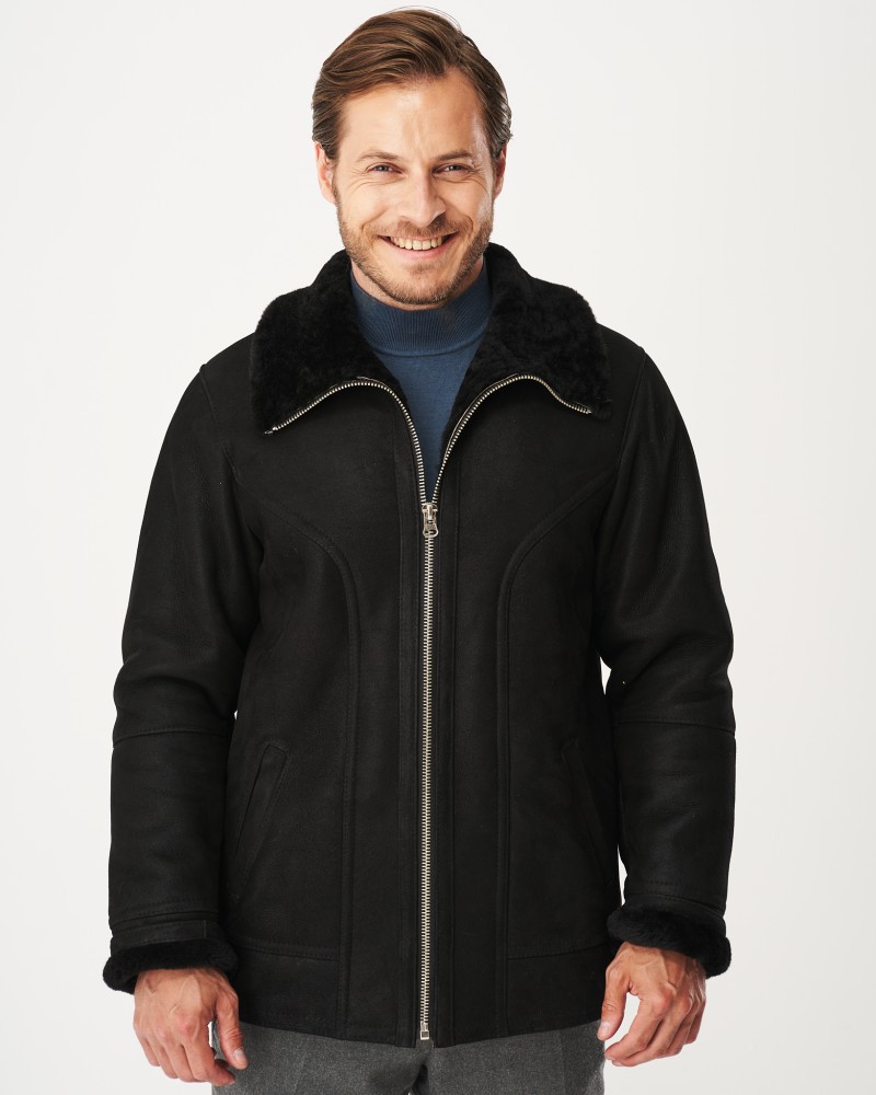 Czarny kożuch męski z miękkim kołnierzem, zapięcie na suwak, klasyczny krój, idealny na zimowe dni