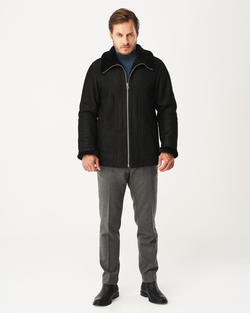 Kożuch męski w kolorze czarnym z kołnierzem z futra i zamkiem błyskawicznym, idealny na zimowe dni