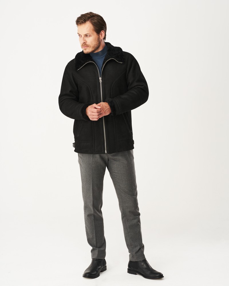 Czarny kożuch męski z miękkim kołnierzem i zamkiem, idealny na zimowe dni