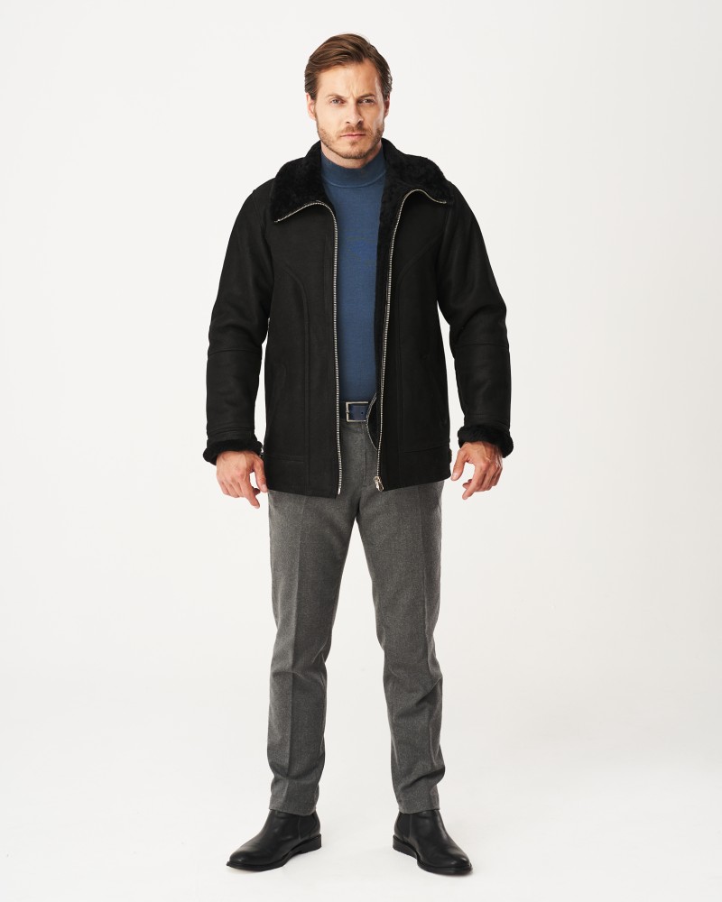 Kożuch męski w kolorze czarnym z futrzanym kołnierzem i zamkiem, idealny na zimowe dni