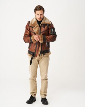 kożuch męski w brązowym kolorze z miękkim futrem, zapięcie na zamek i pasek w talii