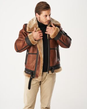 Kożuch męski w brązowym kolorze z futrzanym kołnierzem i pasem, idealny na zimowe dni