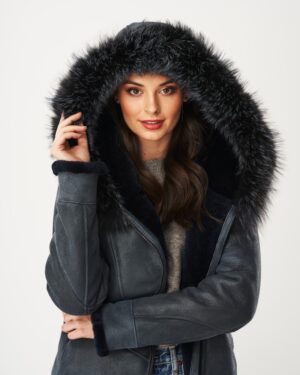 Kożuch damski w ciemnym kolorze z futrzanym kapturem, zamek błyskawiczny i szerokie rękawy