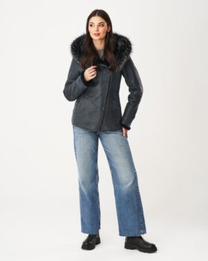 Kożuch damski w ciemnoszarym kolorze z futrzanym kapturem i delikatnym krojem, idealna na zimę