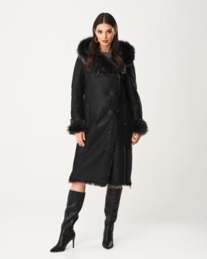 Czarny kożuch damski z futrzanym kapturem i rękawami, ozdobiony guzikami, idealny na zimowe dni