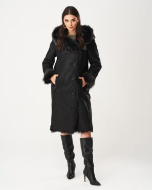 Czarny kożuch damski z kapturem i futrzanymi wykończeniami, zapinany na guziki, z kieszeniami po bokach