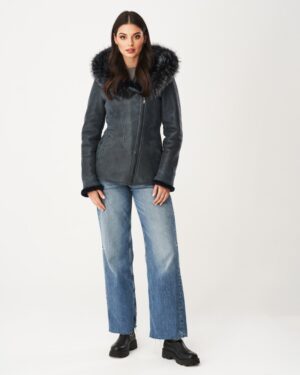 Kożuch damski w kolorze ciemnoniebieskim z futrzanym kapturem i ozdobnymi mankietami