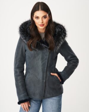 Kożuch damski w kolorze granatowym z futrzanym kołnierzem i ozdobnym zapięciem na zamek