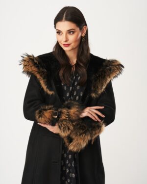 kożuch damski czarny z futrzanym kołnierzem i rękawami, idealny na zimowe dni