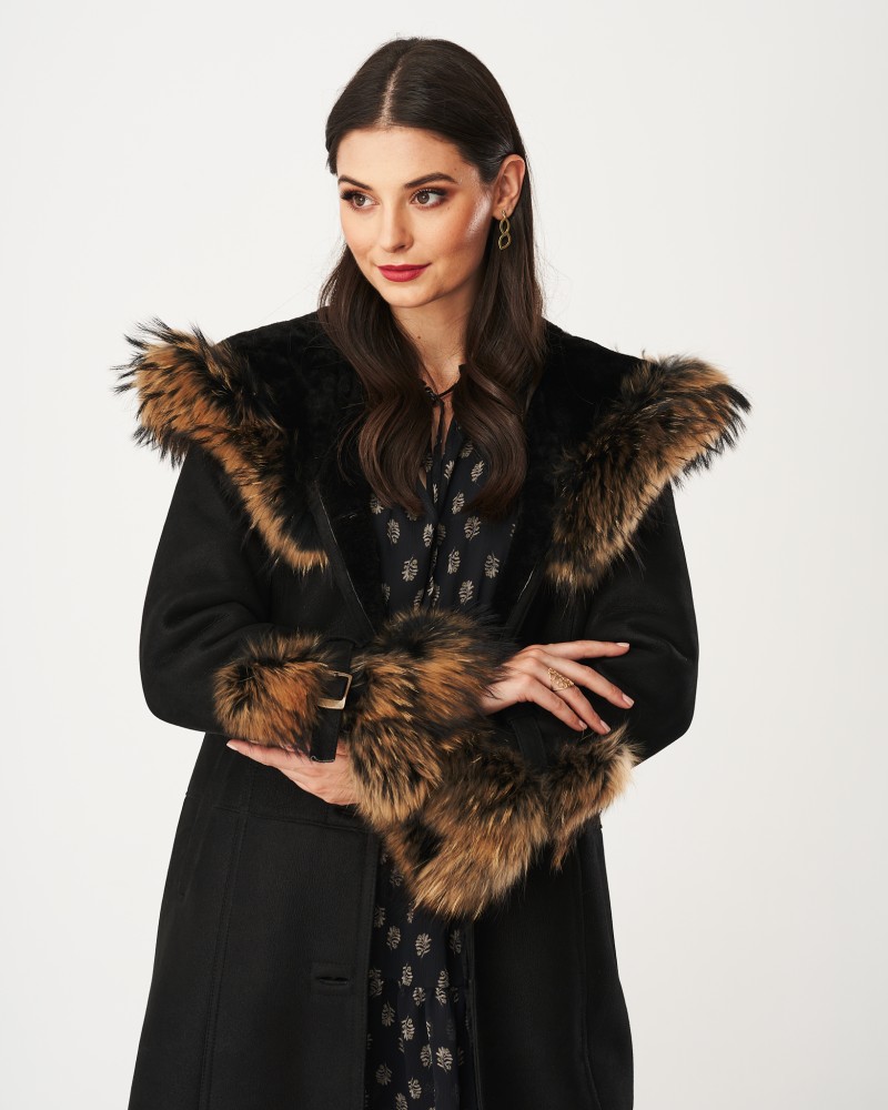 kożuch damski czarny z futrzanym kołnierzem i rękawami, idealny na zimowe dni