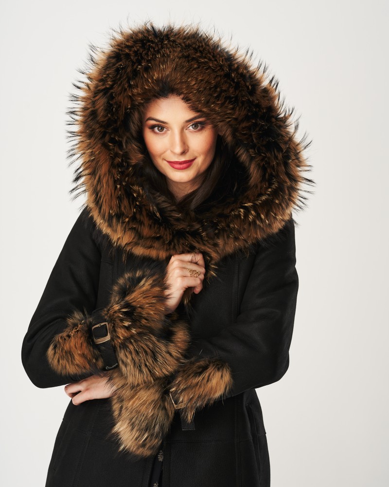 Kożuch damski z dużym futrzanym kapturem, czarny z brązowymi dodatkami na rękawach