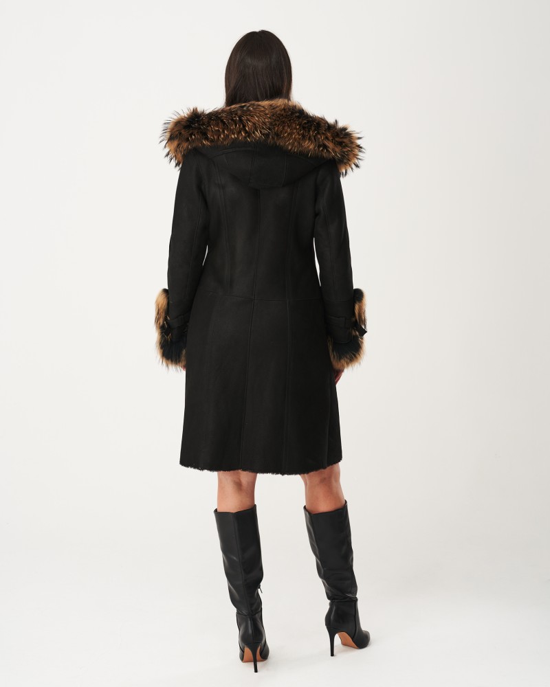Kożuch damski w czarnym kolorze z futrzanym kapturem i rękawami, elegancki krój do kolan