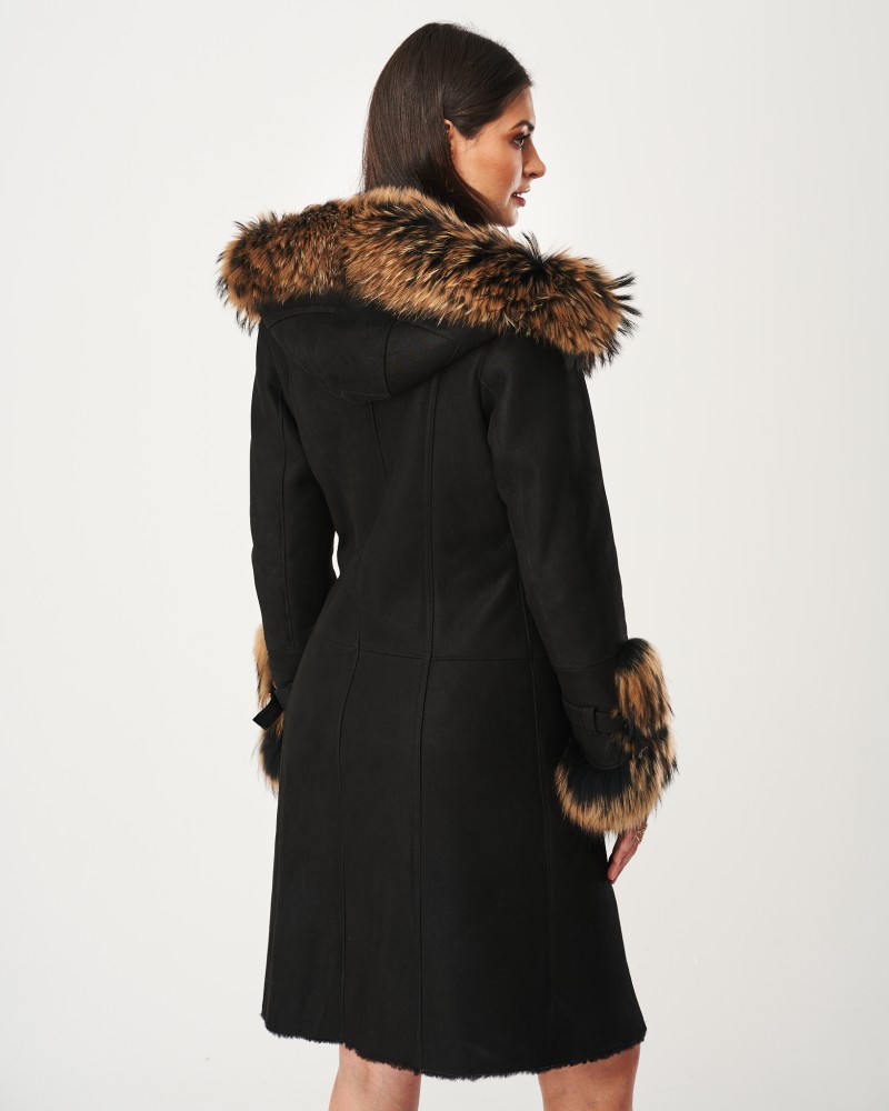 Czarny kożuch damski z futrzanym kapturem i mankietami, elegancki krój podkreślający sylwetkę