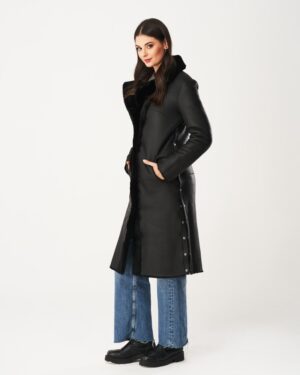 Czarny kożuch damski z długim krojem, z miękkim futrem przy kołnierzu i guzikami po bokach