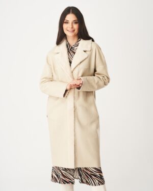 Kożuch damski w jasnym odcieniu, z miękkim futrzanym kołnierzem i klasycznym krojem, idealny na zimowe dni