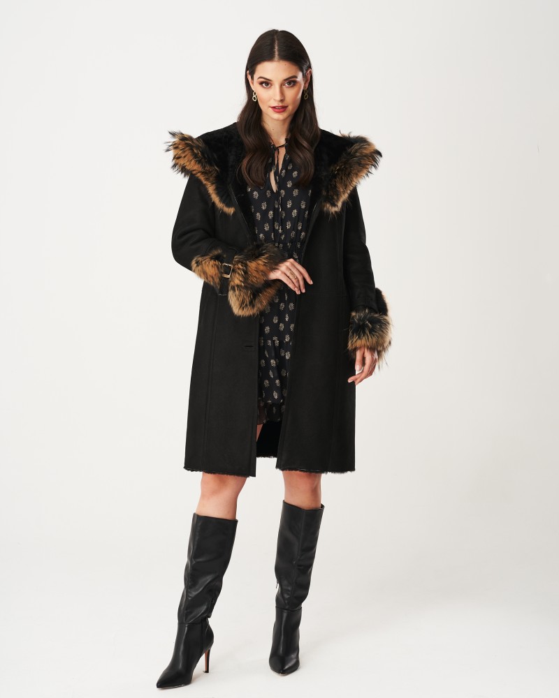 Czarny kożuch damski z futrzanym kołnierzem i rękawami, idealny na zimowe dni