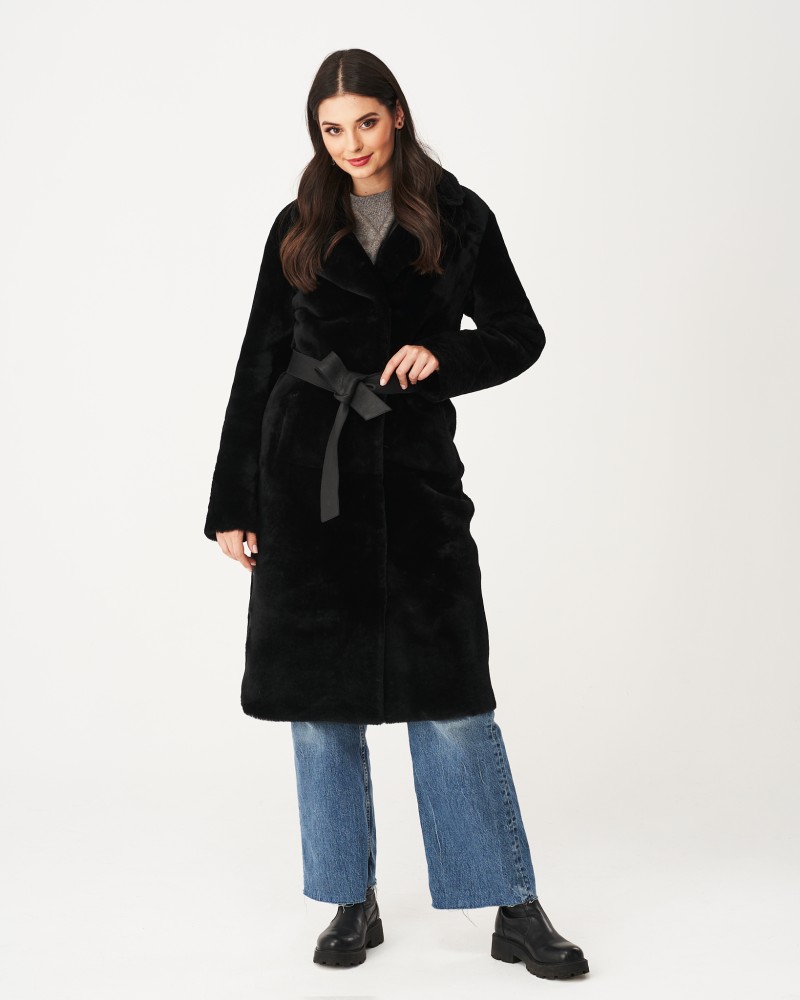 Czarny kożuch damski z paskiem w talii, klasyczny krój, duży kołnierz i miękka tkanina