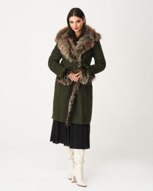 Kożuch damski w kolorze oliwkowym z futrzanym kołnierzem i ozdobami na rękawach