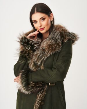 Kożuch damski w kolorze zielonym z futrzanym kołnierzem i paskiem w talii, idealny na zimowe dni