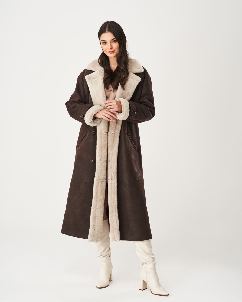 Kożuch damski w brązowym kolorze z szerokim kołnierzem i futrzanym wykończeniem, zapinany na guziki