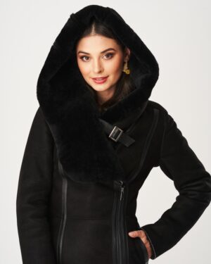Czarny kożuch damski z dużym futrzanym kapturem i zapięciem na zamek, dopasowany krój z paskiem w talii