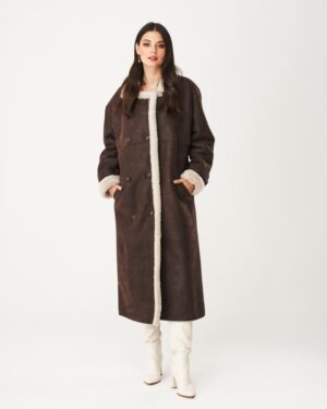Kożuch damski w brązowym kolorze z futrzanym kołnierzem i mankietami, zapinany na guziki