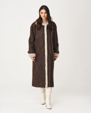 Kożuch damski w ciemnym brązie z futrzanym wykończeniem i dużymi guzikami, idealny na zimowe dni